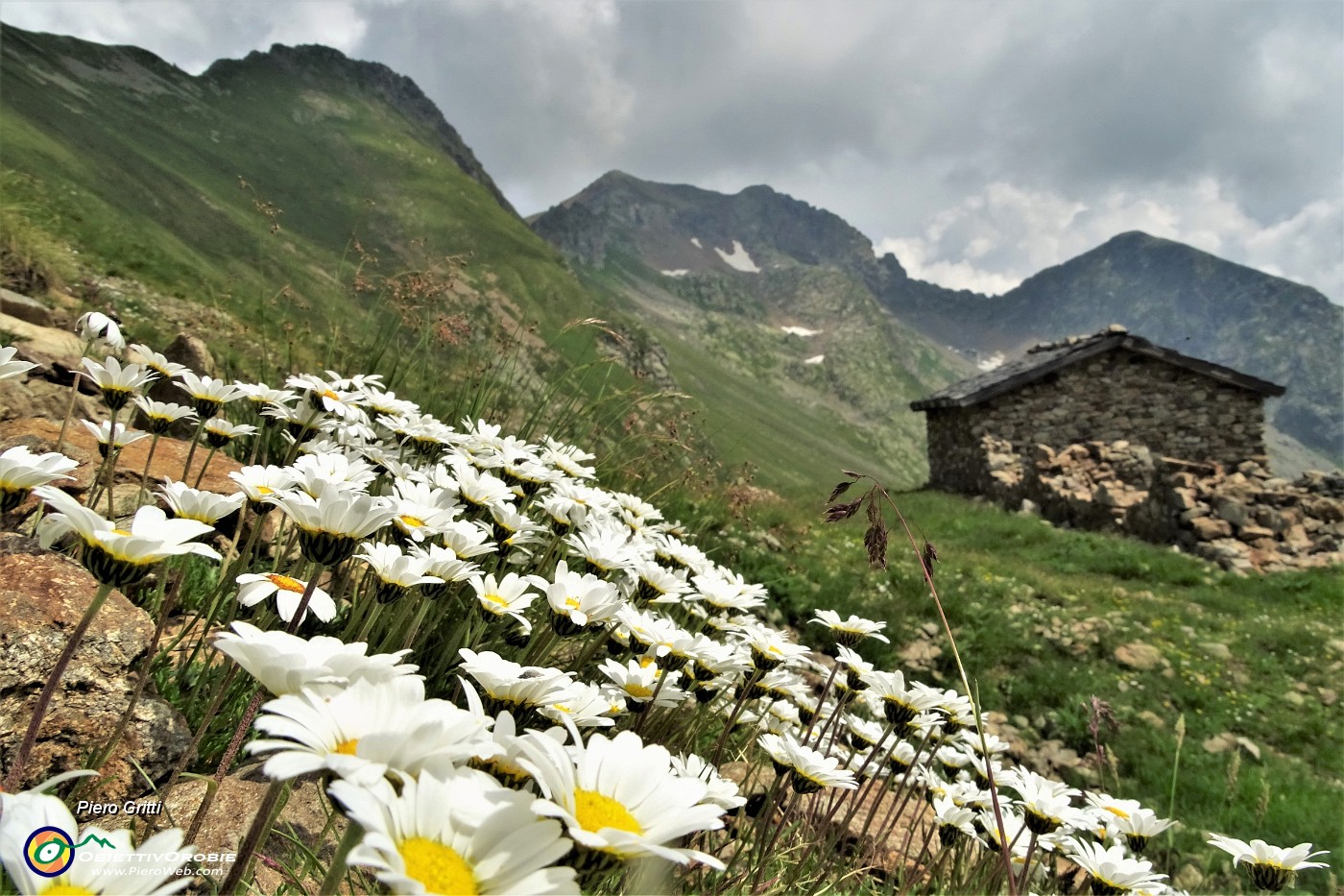 72 Bivacco Pedrinelli (2253 m) con vista da sx Zerna, Masoni, Pes Gerna.JPG